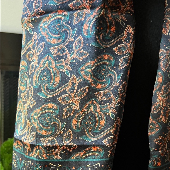 Chic Paisley Patterned Scarf - Picture 2 of 4